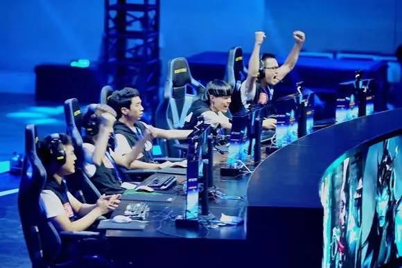 3分就足够了！ Donk 沉默， woxic 拯救了局面。EF连续追赶8个赛点并赢得加时赛，赢得了第一张地图